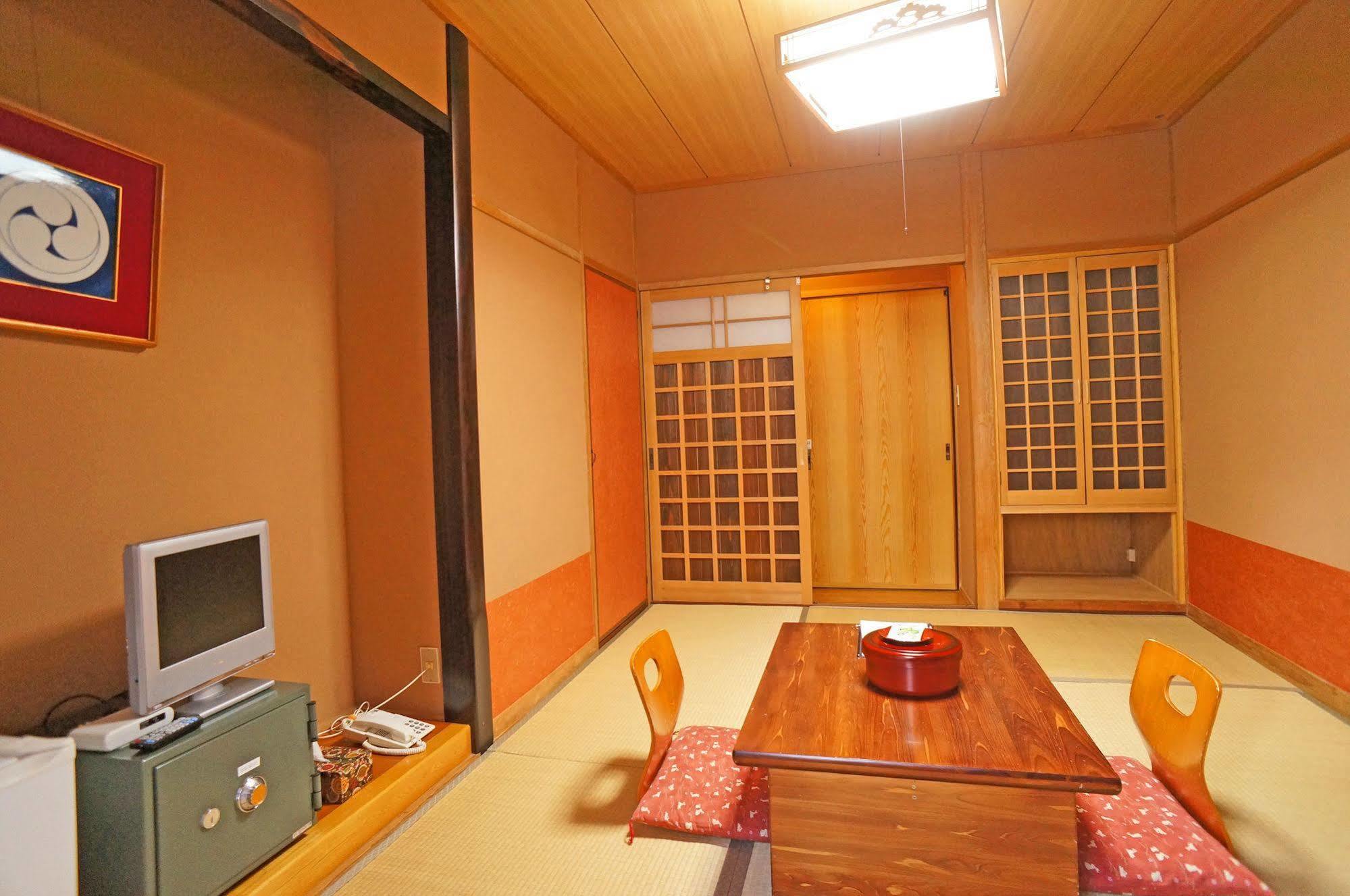 Ban-Ya Hot Spring Inn Юфу Екстериор снимка
