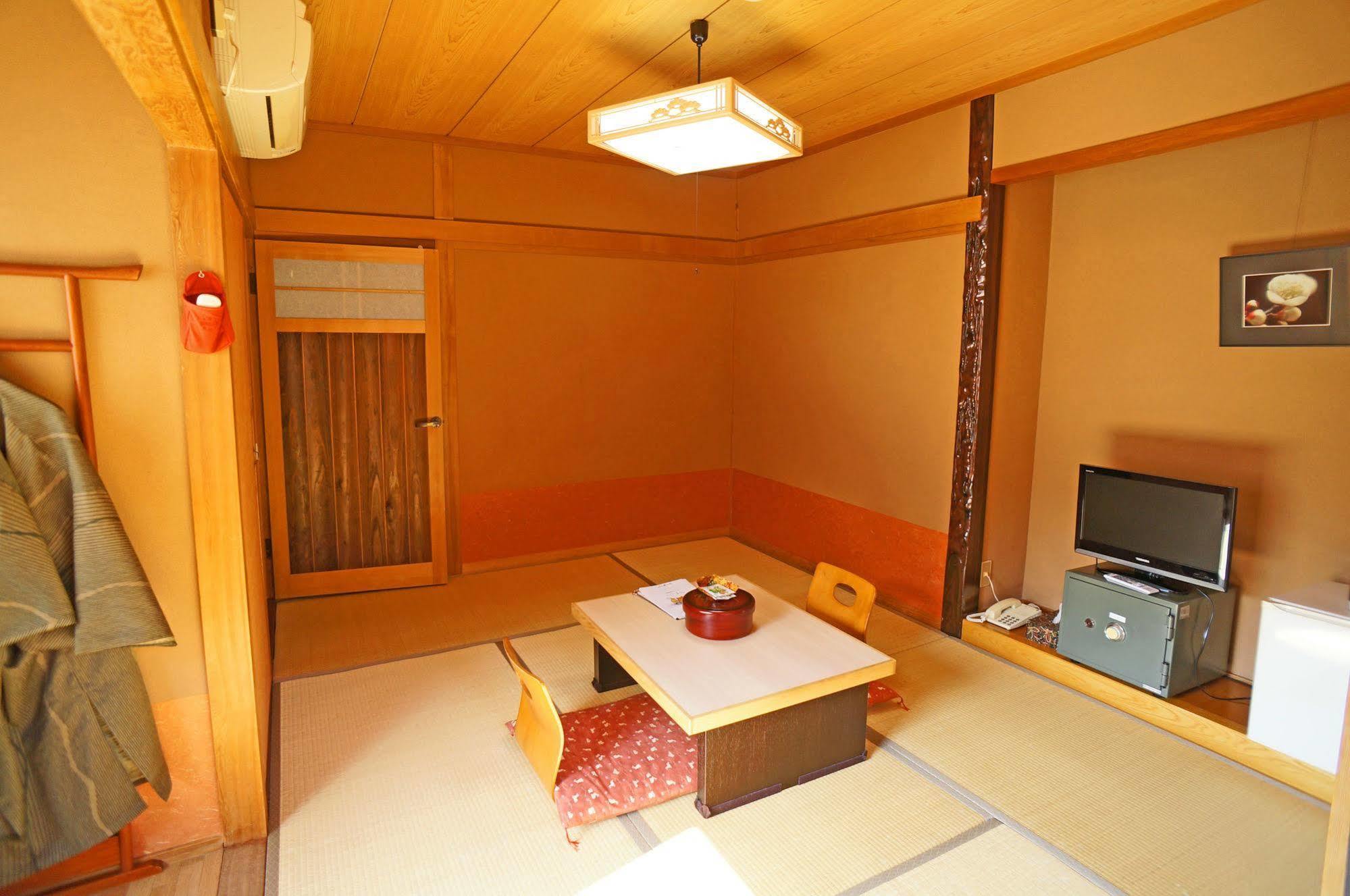 Ban-Ya Hot Spring Inn Юфу Екстериор снимка