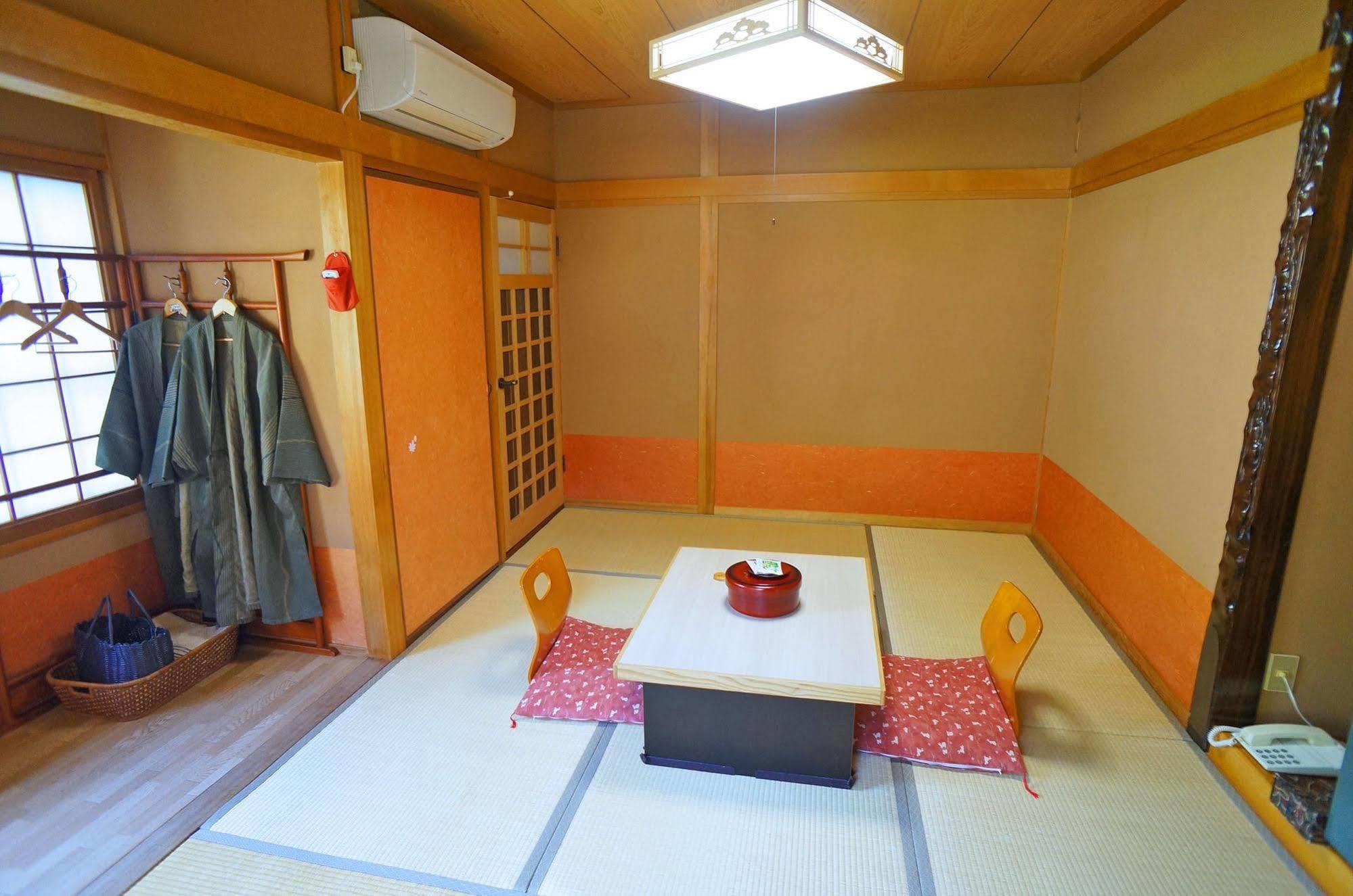 Ban-Ya Hot Spring Inn Юфу Екстериор снимка