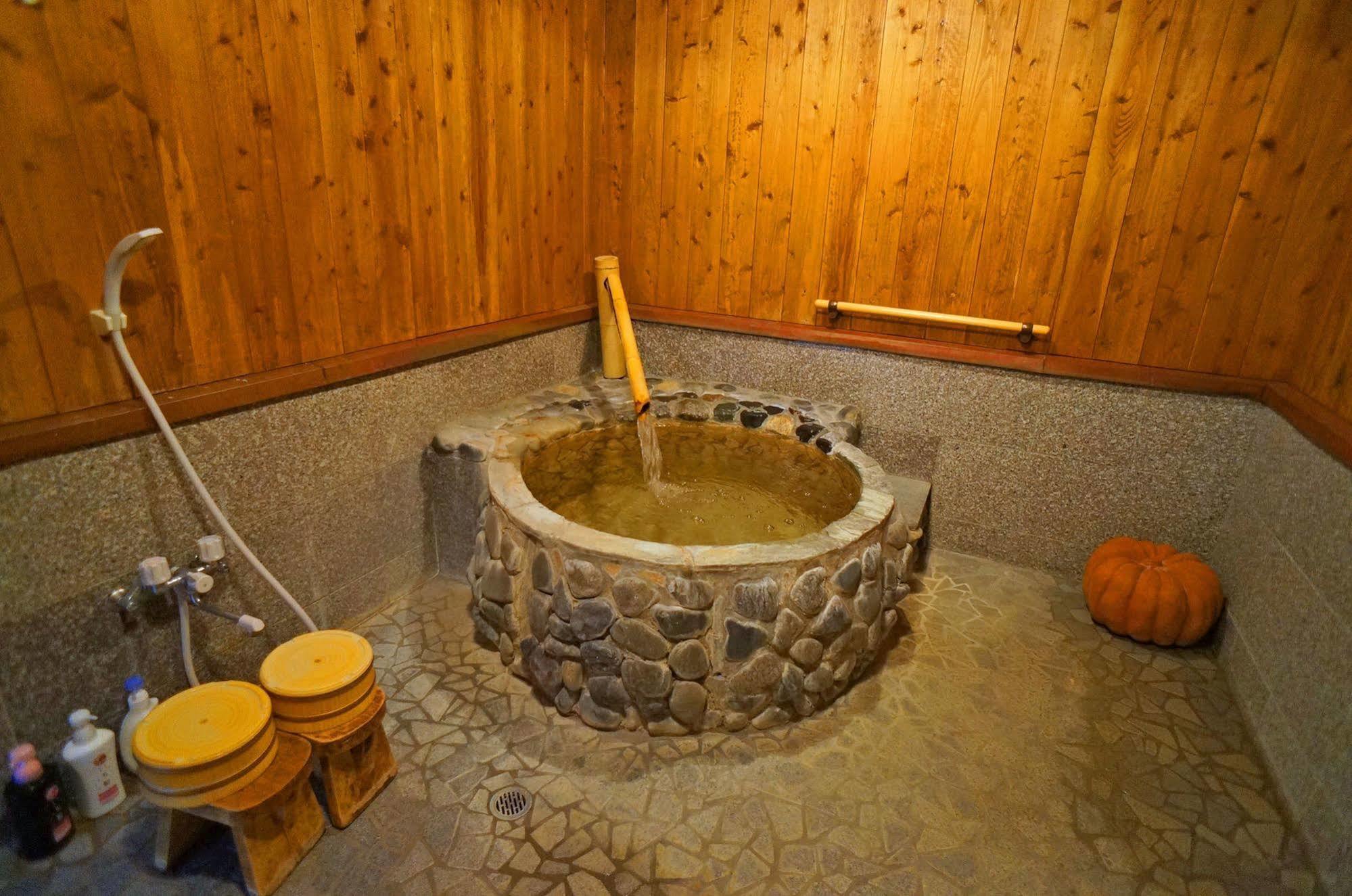 Ban-Ya Hot Spring Inn Юфу Екстериор снимка